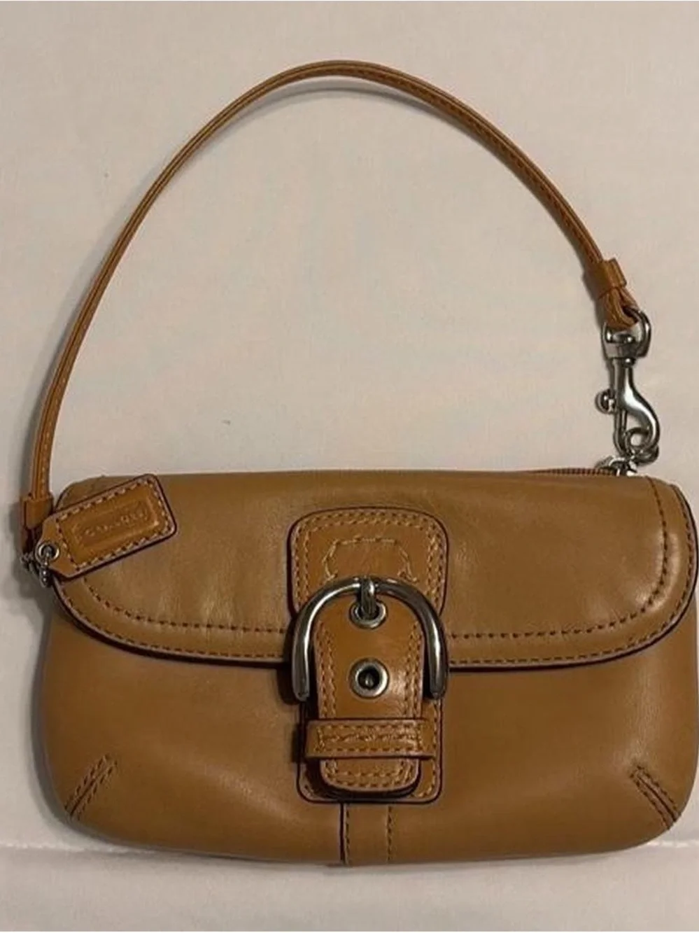 Coach  vintage 🌷Tan Leather Wristlet with Buckle Detail
